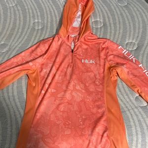 Medium pull over Huk top. Never worn. Size medium